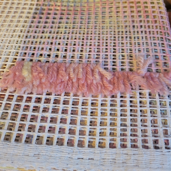 Latch Hook Kit Wonderart # 4295 "Labs" - Picture 4 of 8